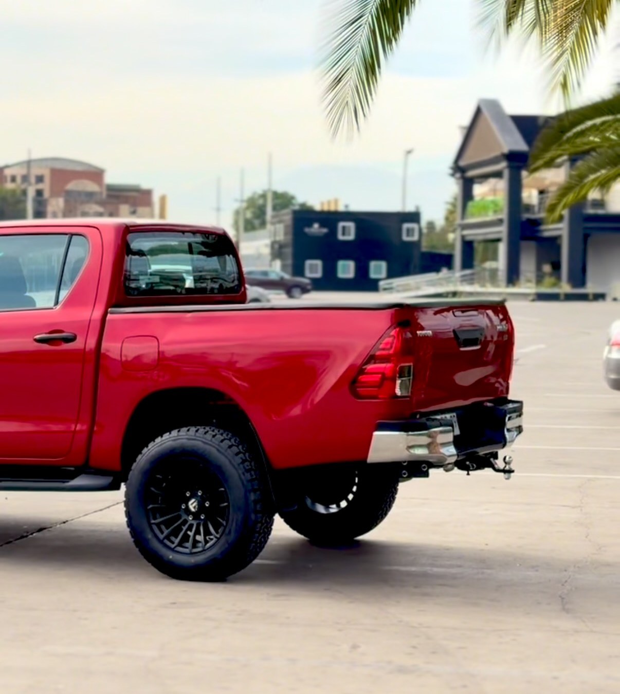 Toyota Hilux de Ruta Motors estacionada junto a edificios modernos