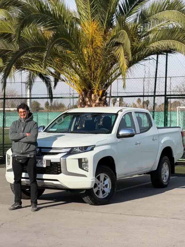 Marco Santander con su camioneta
