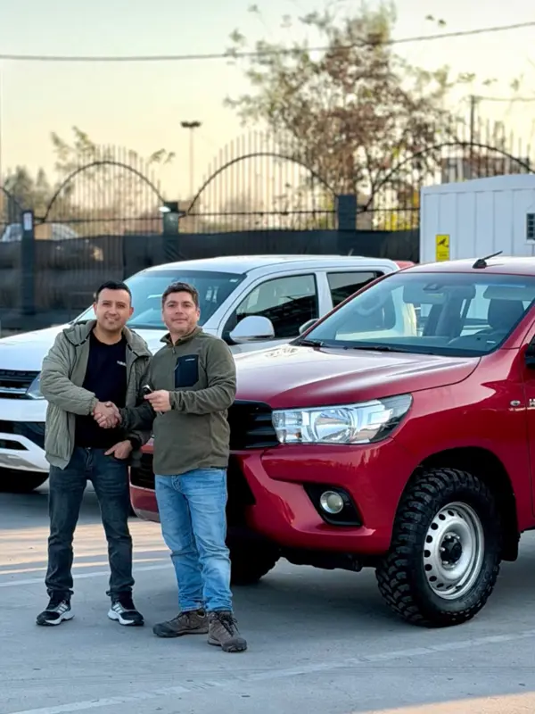 Cliente de Ruta Motors con su camioneta