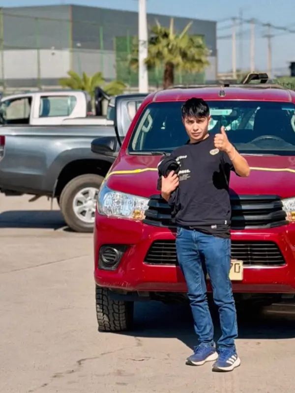 Cliente de Ruta Motors con su camioneta