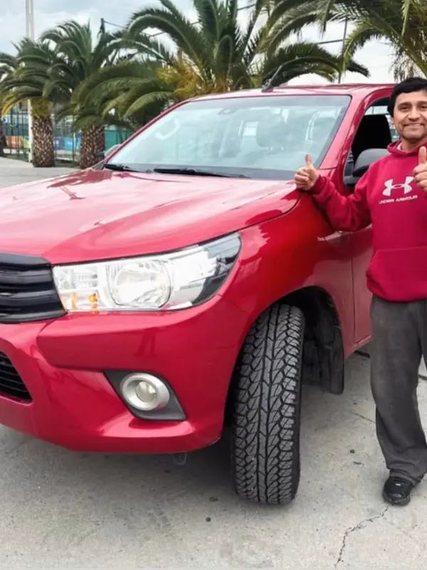 Cliente de Ruta Motors con su camioneta